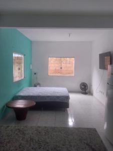 a bedroom with a bed and a table in it at casa pescador centro in Porto Seguro
