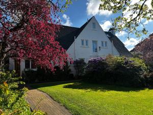 a white house with red leaves on a lawn at CarMichael in Edinburgh
