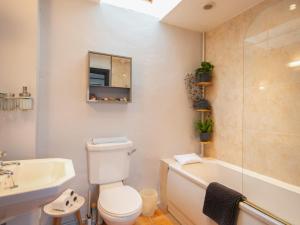 a bathroom with a toilet and a tub and a sink at 1 Bed in New Moat oc-77692 in New Moat +11 photos