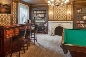 a library with a bar and a pool table at Jellystone Park Gardiner in Gardiner
