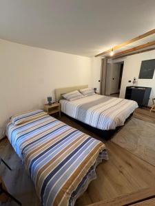 two beds sitting next to each other in a room at Casa Polly in Rovereto