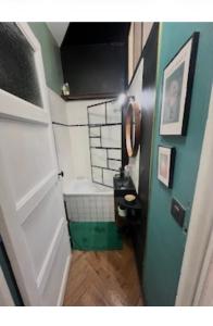 a small bathroom with a toilet and a door at Appartement centre rennes in Rennes