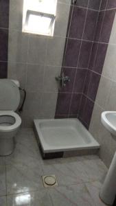 a bathroom with a shower with a toilet and a sink at شقة مفروشة in Ajloun