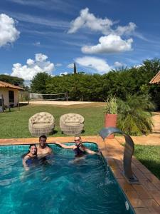 a group of people in a swimming pool at Chácara com Piscina, Hidro, Campo de futebol, Beach Tennis, Sinuca e Churrasqueira in Analândia