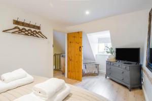 a white room with a television and a bedroom at 2 Bed in Hanworth oc-h32041 in Hanworth