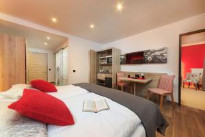 Postel nebo postele na pokoji v ubytování Allgäu Art Hotel + 37 fotografií