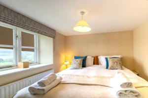 a bedroom with a bed with towels on it at 3 Bed in Ripon oc-83728 in Healey