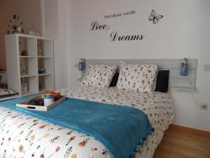 1 dormitorio con 1 cama con un cartel en la pared en Malaga Sweet Home, en Málaga