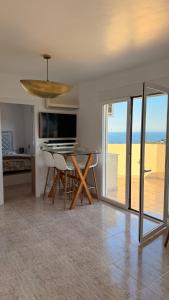 a dining room with a table and a view of the ocean at Peniscola Bella in Peniscola