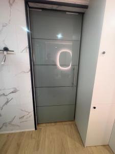 ein Zimmer mit einer Tür und einem Fenster darin in der Unterkunft Ostivigne in Ath + 18 Fotos