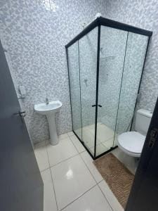 a bathroom with a glass shower and a toilet at Apto Centro Arapiraca in Arapiraca