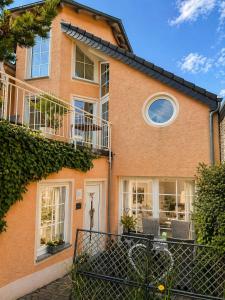 a brick house with a round window on it at Premium Lodge nahe Cochem - 5-Sterne- Ferienwohnung - 149 qm - für 2-6 Gäste in Greimersburg