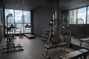 a gym with exercise equipment and a view of the city at Hotel Mio Panamá in Panama City
