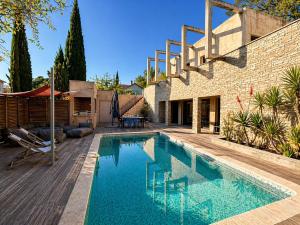 a swimming pool in the backyard of a house at Maison ROMIA in Fréjus