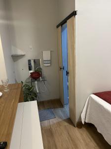 a room with a bed and a door to a bathroom at Hospedagem Construgram in Itaituba