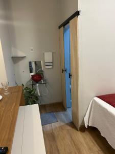 a room with a bed and a door to a bathroom at Hospedagem Construgram in Itaituba