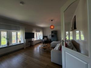 a living room with a couch and a table at Reet-Denkmal am Elbstrand in Stade
