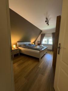 a large bedroom with a bed and a window at Reet-Denkmal am Elbstrand in Stade