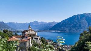 a view of the lake lucerne and a castle at A u r o r a Central Room climatizzata vicino FFS in Cadenazzo