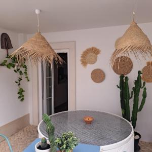 a dining room with a table and cactus at Casa do Logradouro in Alcochete