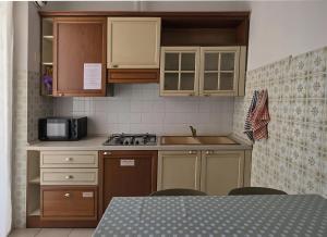 a kitchen with a sink and a stove and cabinets at CMBYN Stanza in Casa Condivisa e Bici Gratis in Crema