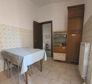 a kitchen with a table and a stove and a refrigerator at CMBYN Stanza in Casa Condivisa e Bici Gratis in Crema +23 photos