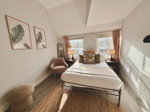 a bedroom with a bed and a chair at Soho Room n4 in London