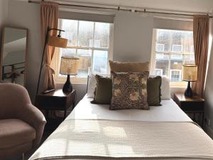 a bedroom with a bed with two lamps and a window at Soho Room n4 in London