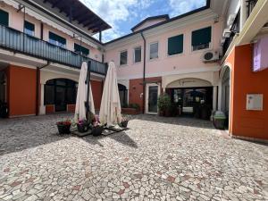 a courtyard with two umbrellas and flowers at Le Piazzette 2 in Schio +10 photos