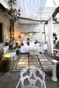 a living room with white chairs and a couch at Guesthouse Gate5 in Anadia