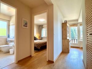 a room with a bedroom with a bed and a bathroom at Sunny Alpine Apartment - 180 View in Lens