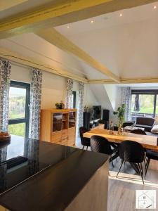 eine Küche und ein Wohnzimmer mit Tisch und Stühlen in der Unterkunft Lichtloft Fränkische Schweiz in Ebermannstadt