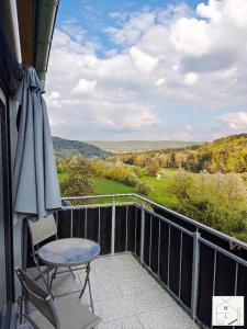 Ein Tisch und ein Stuhl auf einem Balkon mit Aussicht in der Unterkunft Lichtloft Fränkische Schweiz in Ebermannstadt
