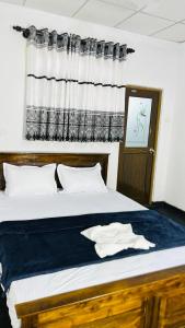 a bedroom with a large bed with a window at Livora Mountain Lodge in Etimole