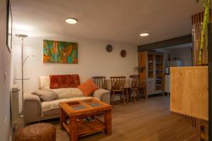 a living room with a couch and a table at Refugio 1900 in San Cristóbal de Segovia