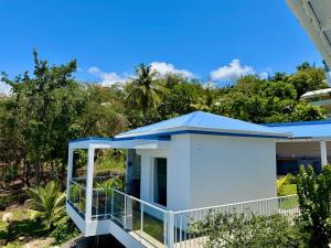 a house with a blue roof at Espace Harmonie - Gîte Indigo Deshaies in Deshaies