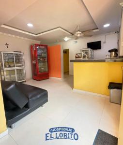 a waiting room with a soda machine and a counter at Hospedaje El Lorito in Barranquilla