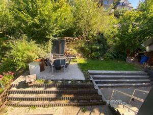 a set of stairs in a garden with a table and chairs at Hermelsstübche in Siegen