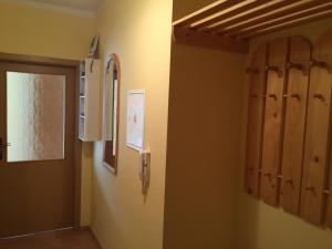 Zimmer mit Flur mit Tür und Tür in der Unterkunft Apartmán Karolína Harrachov in Harrachov