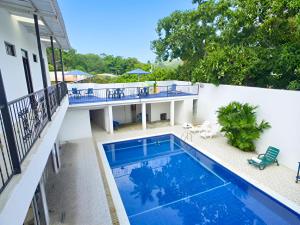 Luftaufnahme eines Hauses mit Swimmingpool in der Unterkunft Hotel San Rin in Nilo