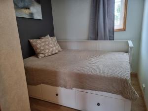 a bed in a room with a window at Cozy cabin close to nature in Sorreisa