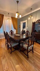 a dining room with a wooden table and chairs at Maison Jodoin - Suite Albert in Saint-Hyacinthe