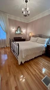 a bedroom with a large bed and a mirror at Maison Jodoin - Suite Albert in Saint-Hyacinthe +3 photos