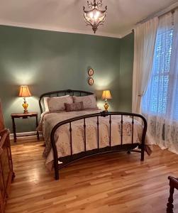 a bedroom with a bed and a chandelier at Maison Jodoin - Suite Albert in Saint-Hyacinthe