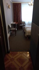 a hotel room with a bed and a window at Usługi Hotelarskie Jan in Ząbki