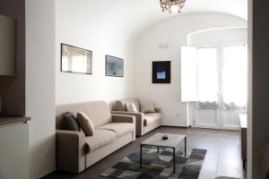 a living room with a couch and a table at Caudium B&B in Montesarchio