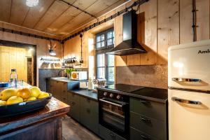 a kitchen with a bowl of fruit on a counter at Kamp Soblówka in Sablówka