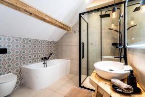 a bathroom with a tub and a toilet and a sink at Kamp Soblówka in Sablówka +27 photos