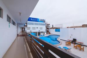 an indoor swimming pool in a large building with a swimming pool at Hotel el Silencio in Bombiso