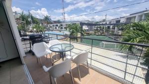 a balcony with a table and chairs and a pool at Alojamiento Santa Fe de Antioquia in Santa Fe de Antioquia
